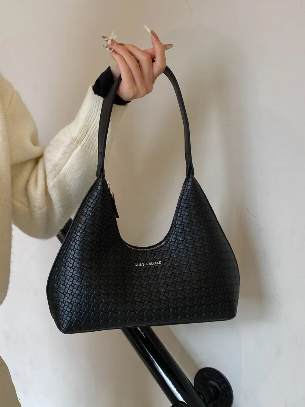 Bolsa de Ombro em Pele Sintética Texturada – Elegância e Versatilidade