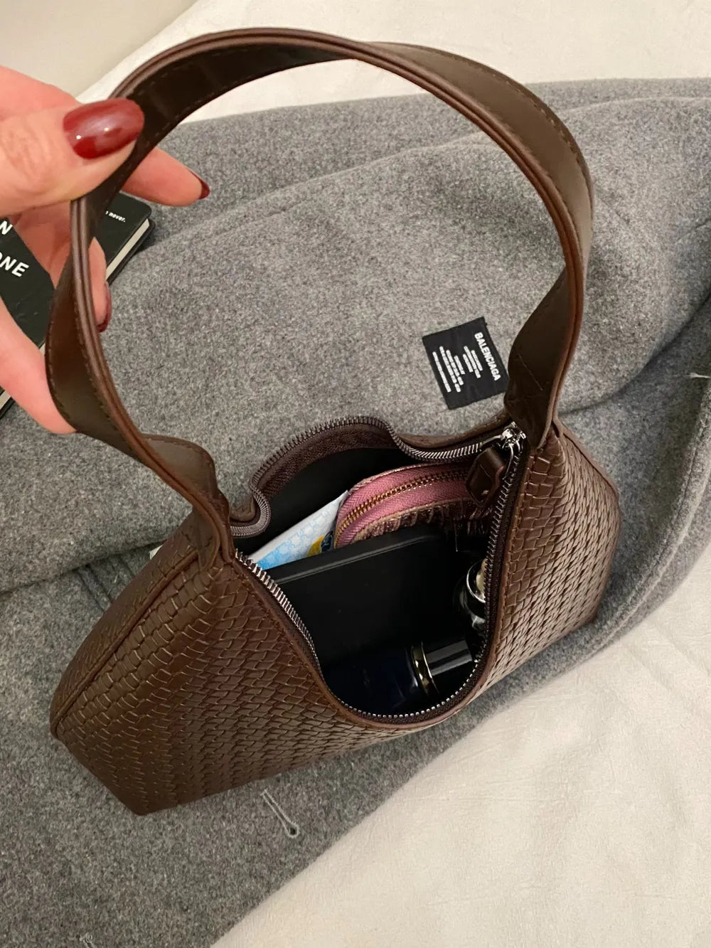 Bolsa de Ombro em Pele Sintética Texturada – Elegância e Versatilidade