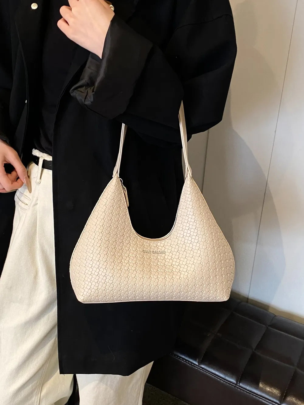 Bolsa de Ombro em Pele Sintética Texturada – Elegância e Versatilidade