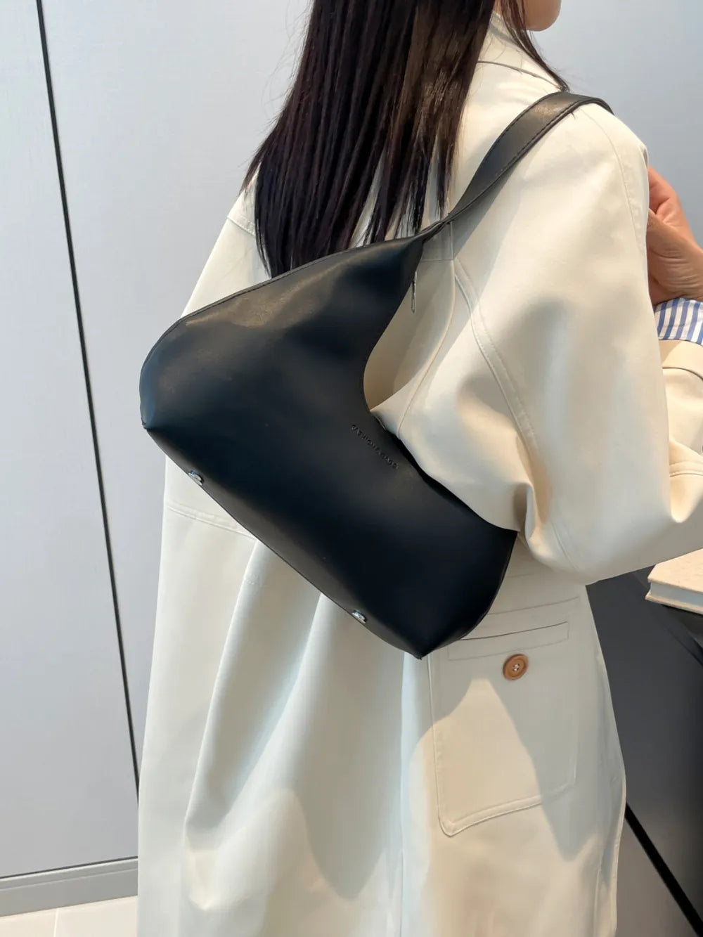Bolsa de Ombro em Formato de Lua – Estilo Moderno e Sofisticado