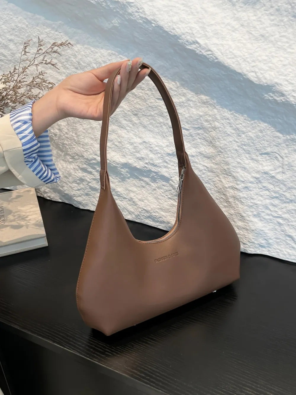 Bolsa de Ombro em Formato de Lua – Estilo Moderno e Sofisticado