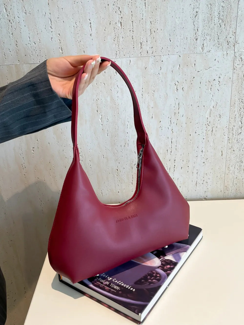 Bolsa de Ombro em Formato de Lua – Estilo Moderno e Sofisticado