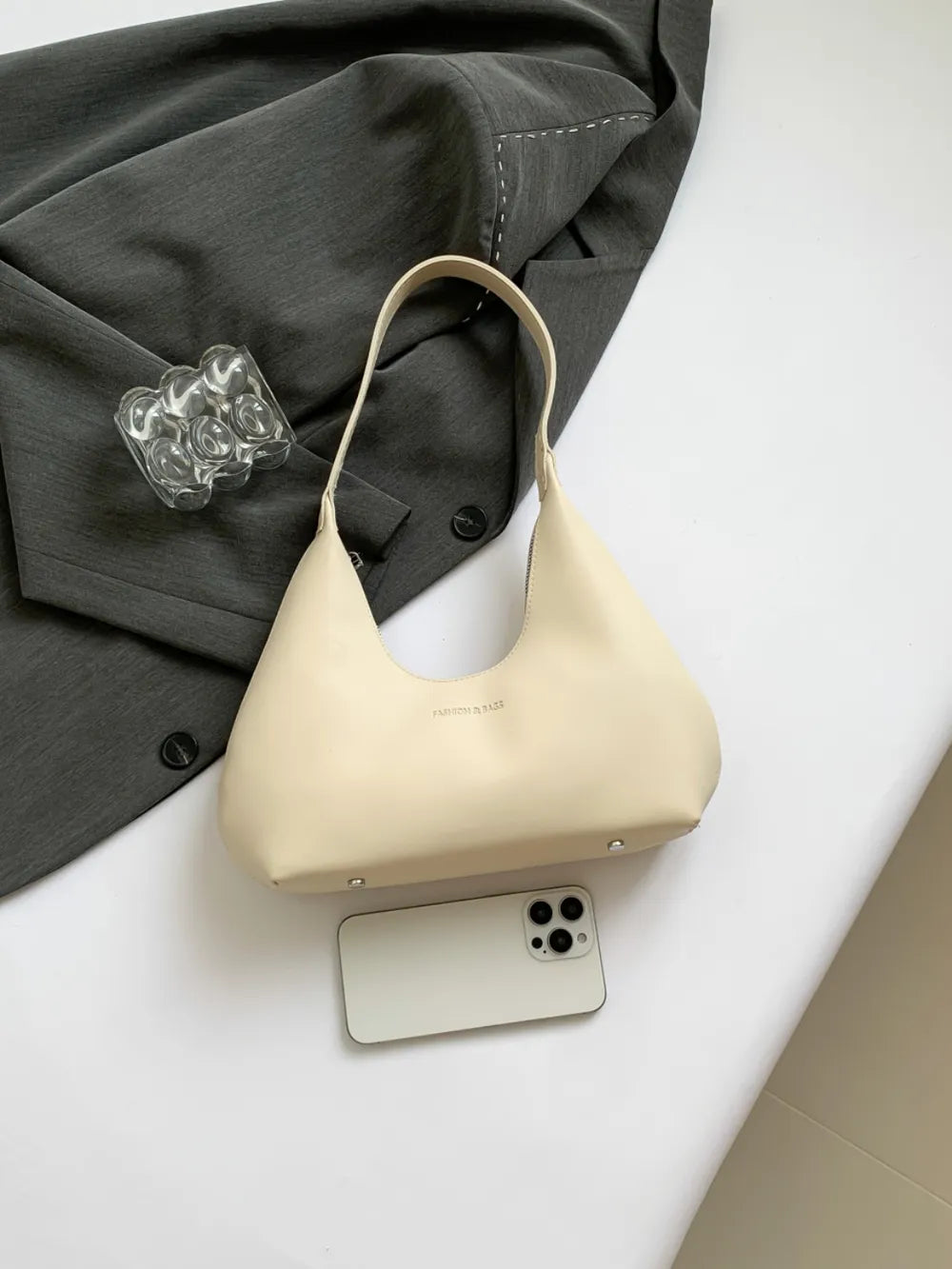 Bolsa de Ombro em Formato de Lua – Estilo Moderno e Sofisticado