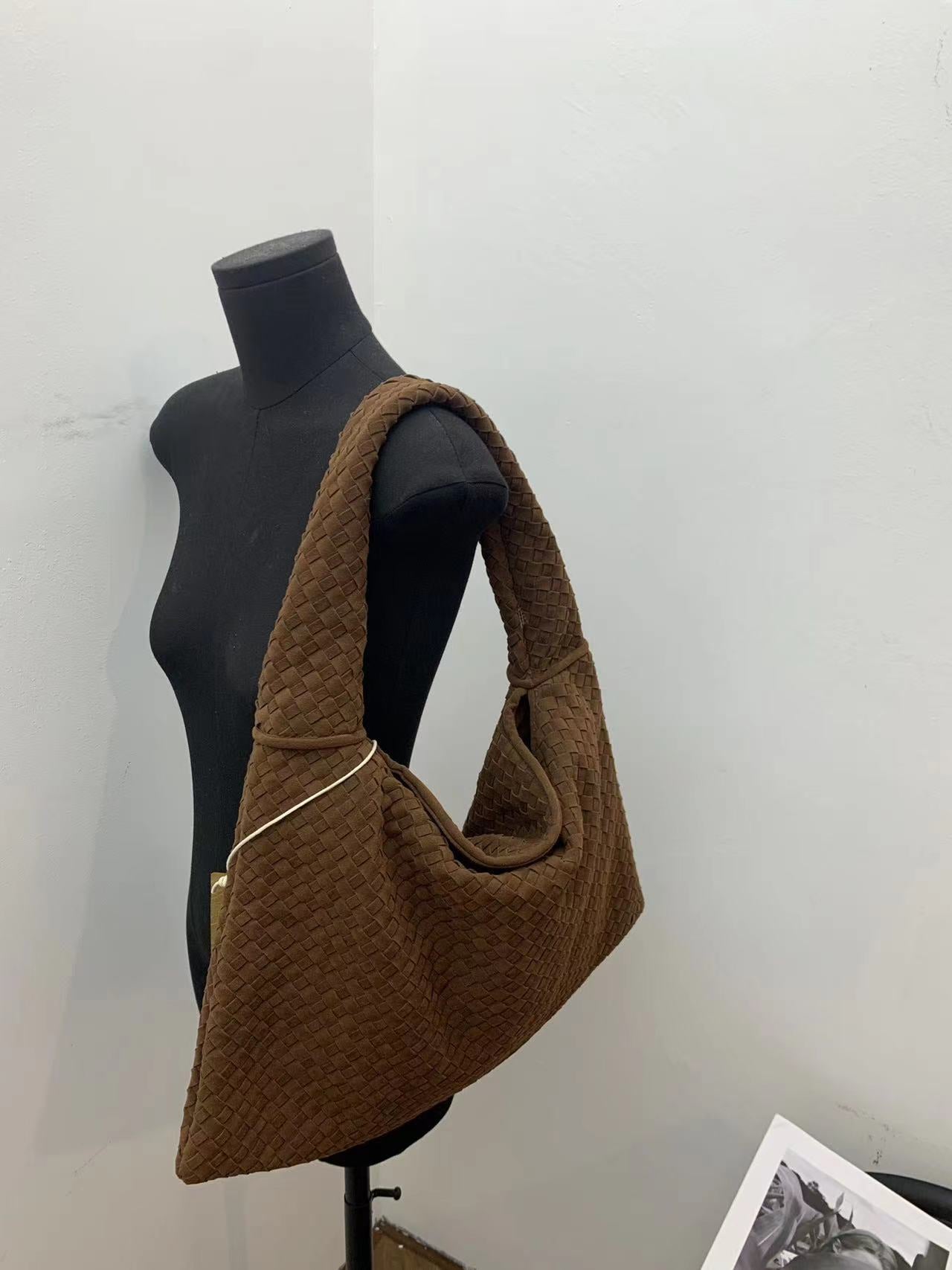 Bolsa Tote em Camurça Entrançada – Elegante, Espaçosa e Moderna