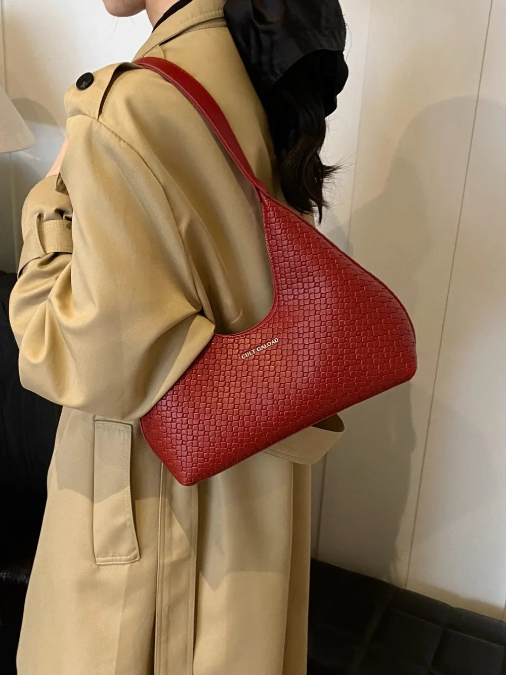 Bolsa de Ombro em Pele Sintética Texturada – Elegância e Versatilidade